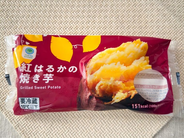 パッケージに入った紅はるかの焼き芋がテーブルの上に置かれている様子