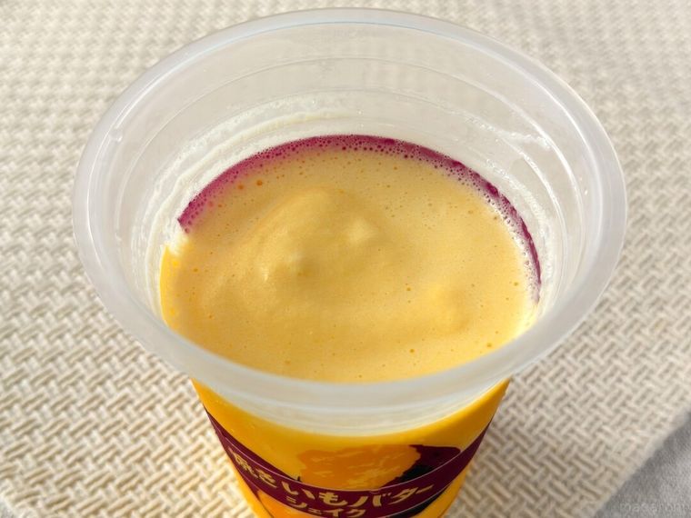 シェイクした焼きいもバターシェイクがテーブルの上に置かれている様子