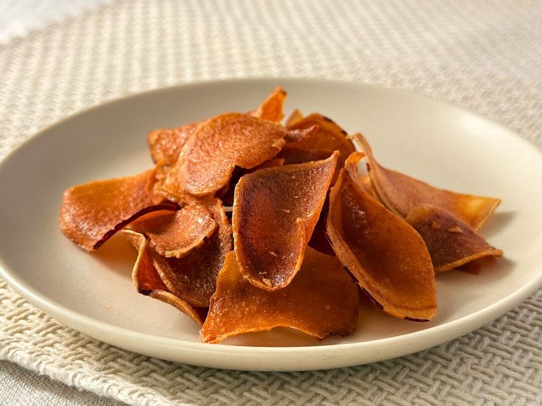 白皿に盛り付けられた紅はるかのおいもチップス