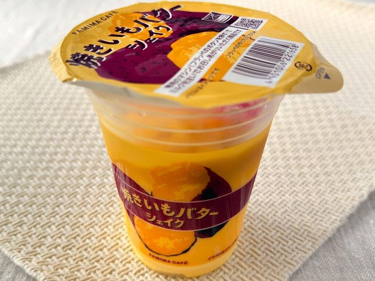 パッケージに入った焼きいもバターシェイクがテーブルに置かれている様子