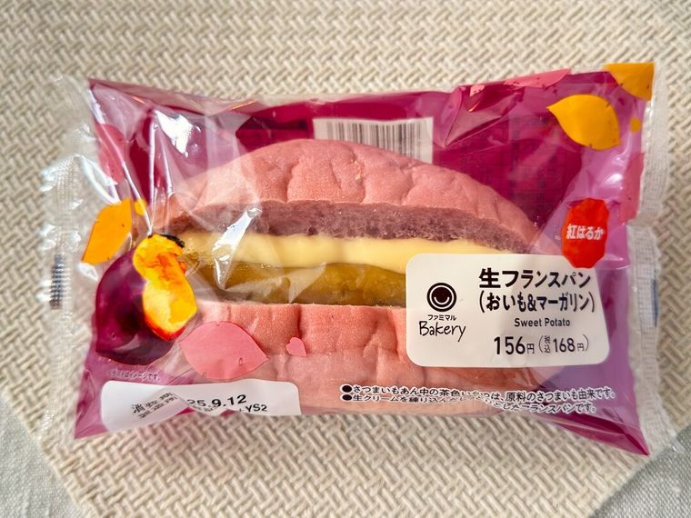 パッケージに入ったスイートポテトタルトデニッシュがテーブルの上に置かれている様子