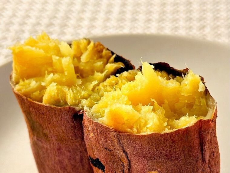 レンジで温めた紅はるかの焼き芋が皿に盛り付けられている様子