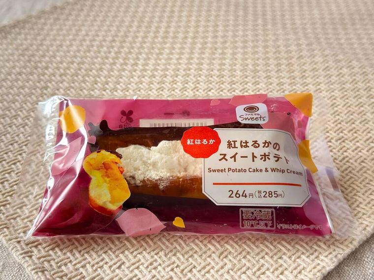 パッケージに入った紅はるかのスイートポテトがテーブルに置かれている様子