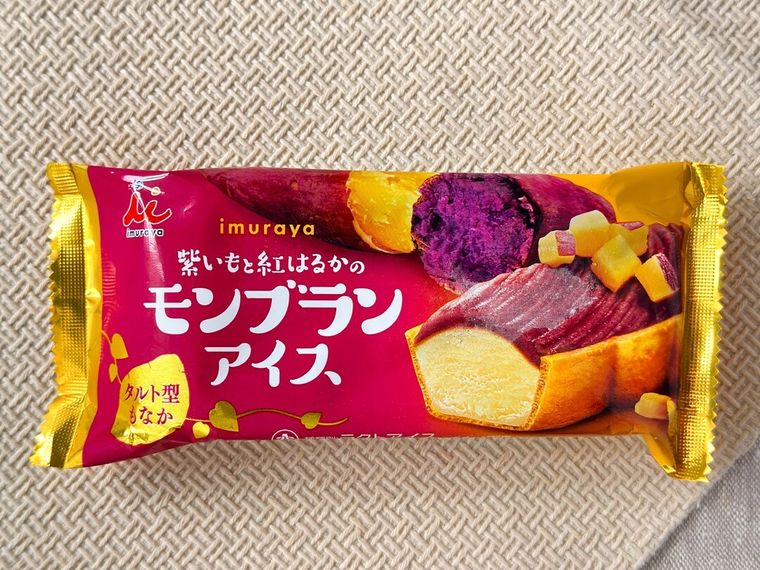 パッケージに入った紫いもと紅はるかのモンブランアイスがテーブルの上に置かれている様子