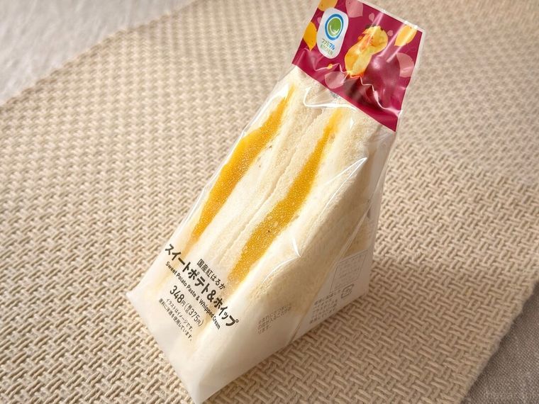 パッケージに入ったスイートポテトホイップサンドがテーブルの上に置かれている様子