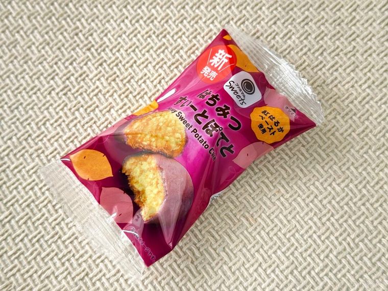 パッケージに入ったはちみつすいーとぽてとがテーブルの上に置かれている様子