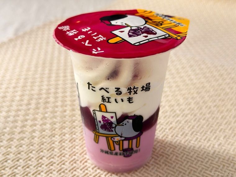 パッケージに入ったたべる牧場紅いもがテーブルの上に置かれている様子