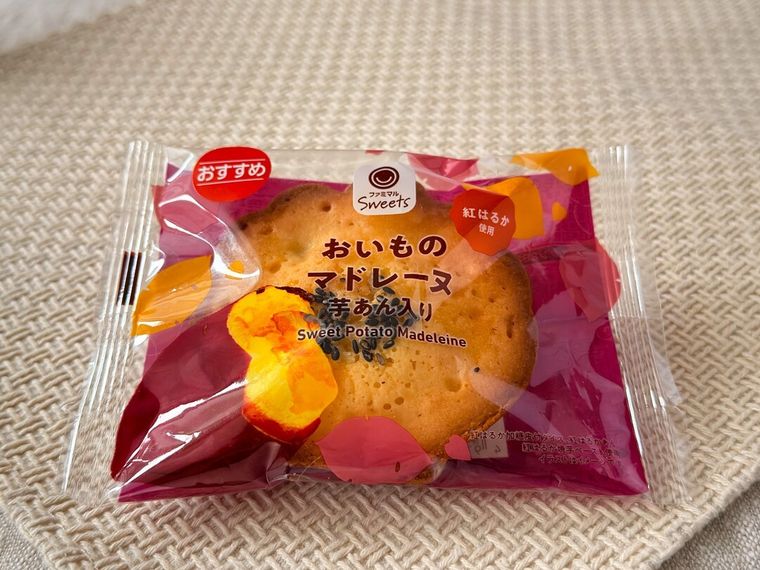 パッケージに入ったおいものパウンドケーキがテーブルの上に置かれている様子