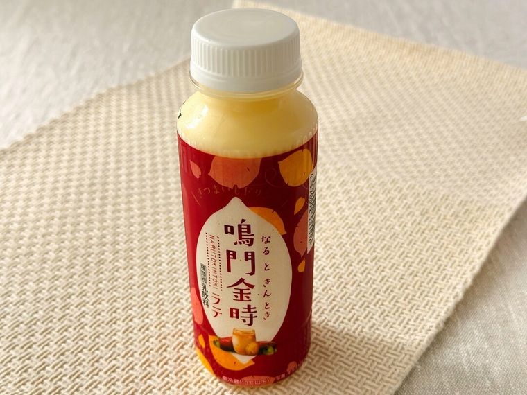 パッケージに入ったとろり鳴門金時ラテがテーブルの上に置かれている様子