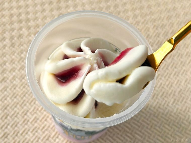 たべる牧場紅いもをスプーンですくっている様子