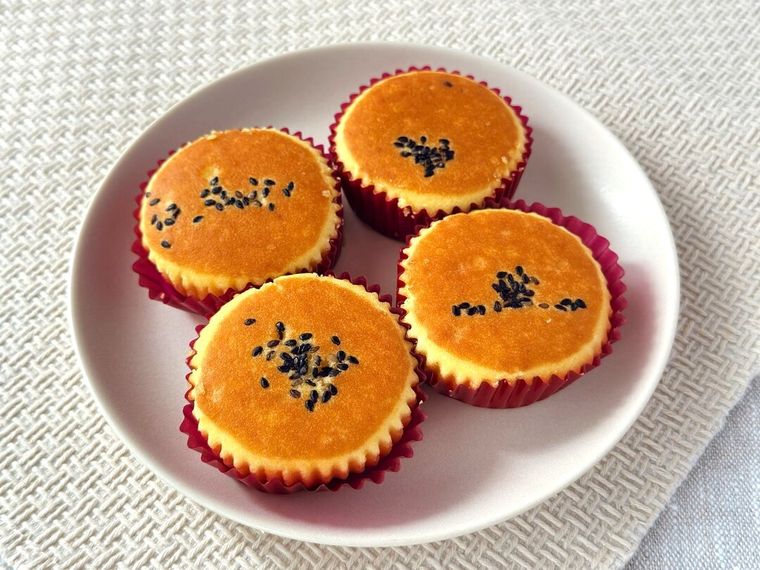 白皿に盛り付けられたスイートポテト蒸しケーキ4個入