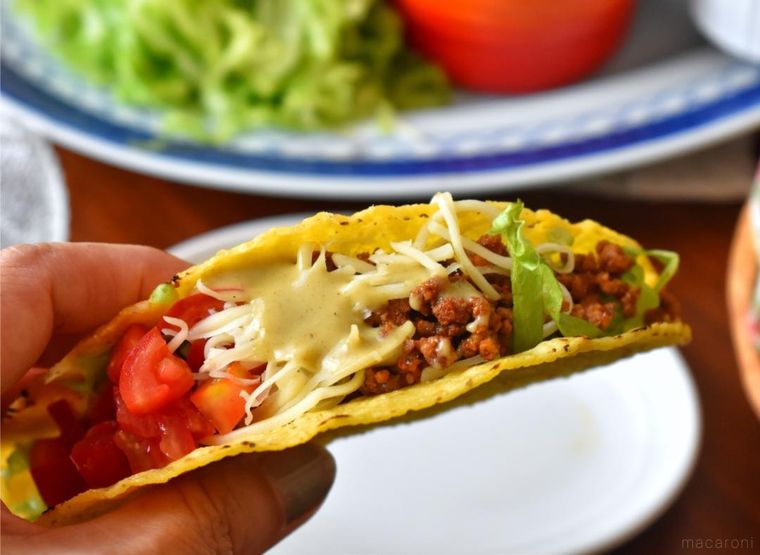 手に持ったタコス