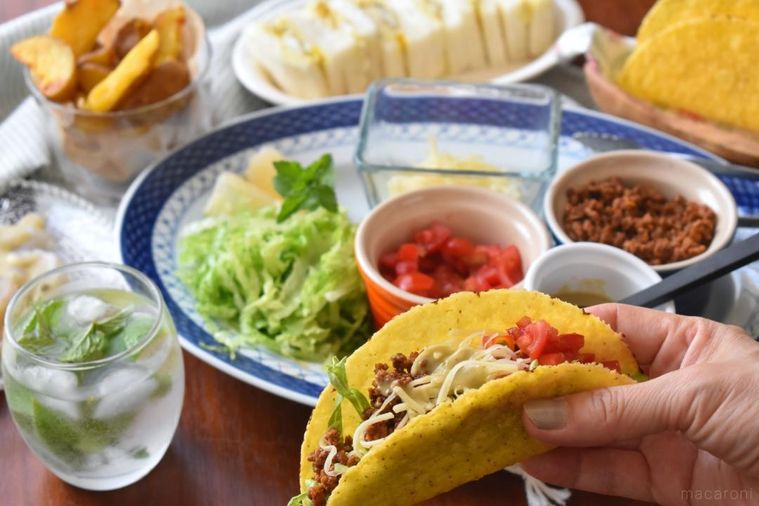 手に持ったサルサベルデのパッケージ、タコスの材料