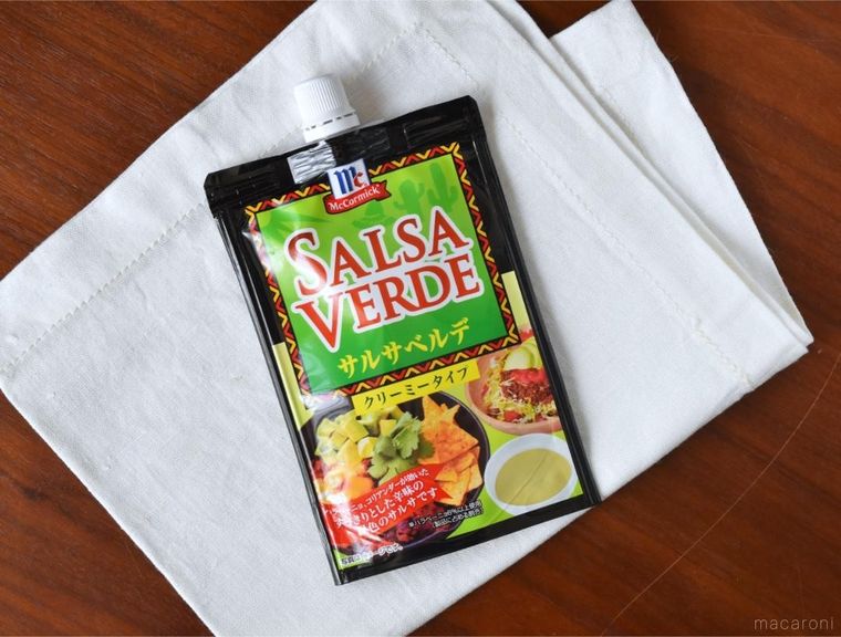 テーブルに置いたサルサベルデのパッケージ