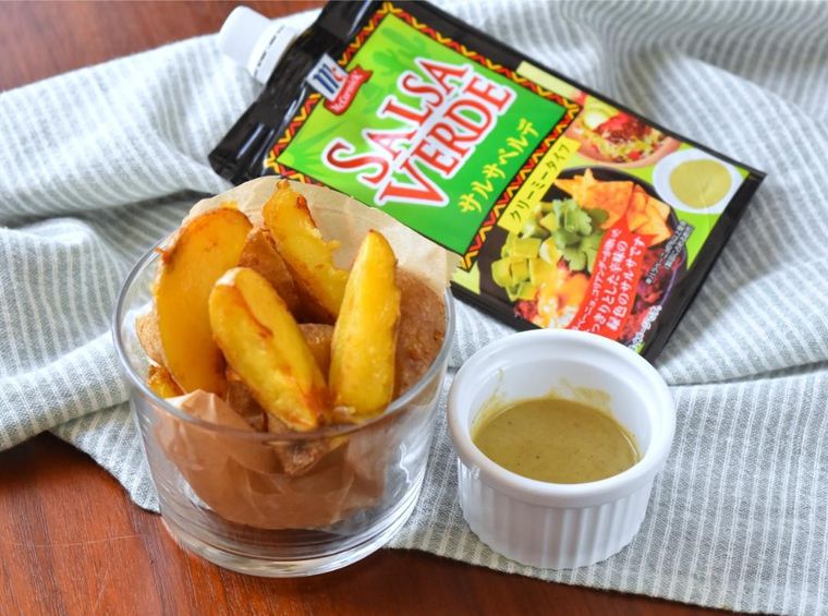器に入れたサルサベルデ、パッケージ、フライドポテト