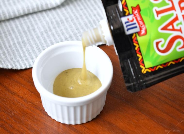 器に注いだサルサベルデ