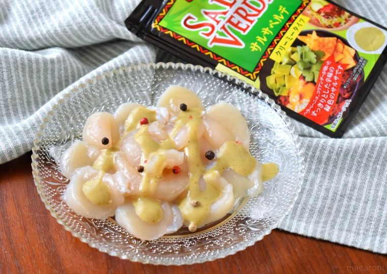 皿に盛ったカルパッチョとサルサベルデのパッケージ