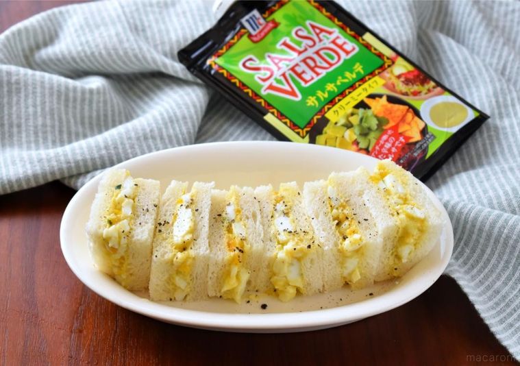 皿に盛った卵サンドとサルサベルデのパッケージ