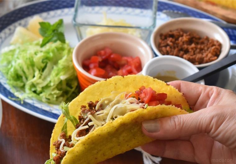 手に持ったタコス、タコスの材料