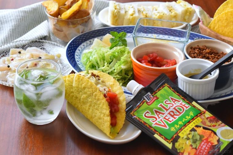 サルサベルデのパッケージとタコスの材料、サラダ、ポテト、サンドイッチ