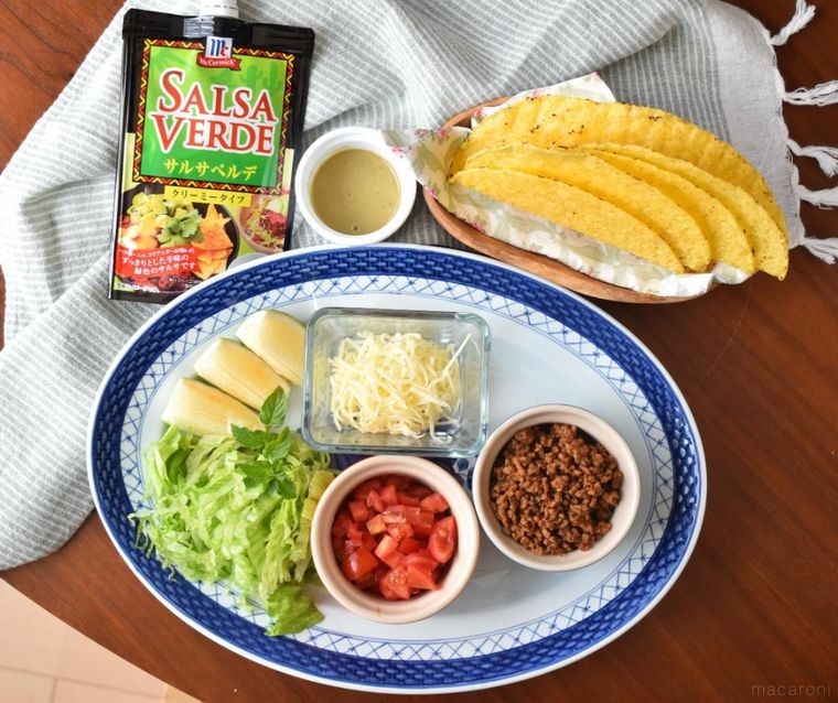 テーブルに並べたタコスの材料