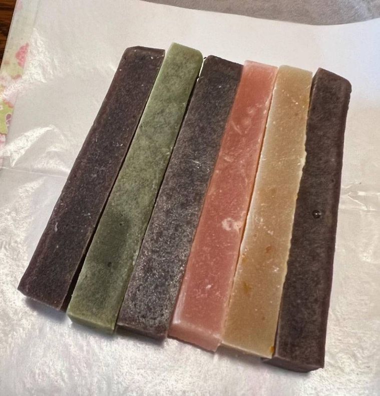 紙の上に並べられた登きわ木