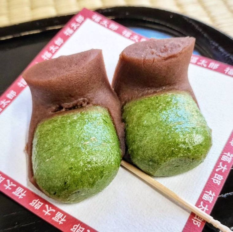 黒い器の上にのせられた福太郎餅