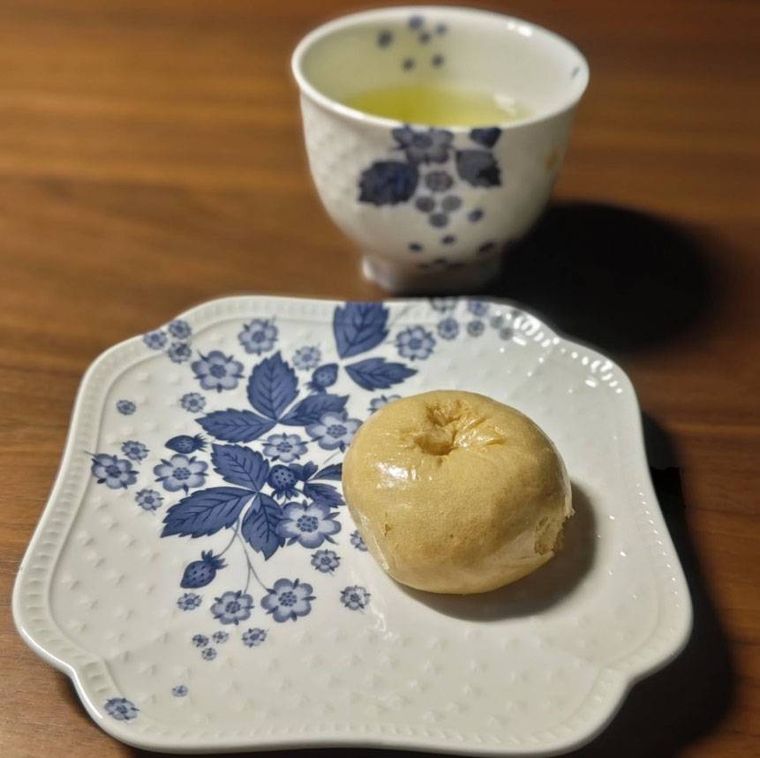 白と青のお皿に盛られた元祖温泉まんじゅうとお茶
