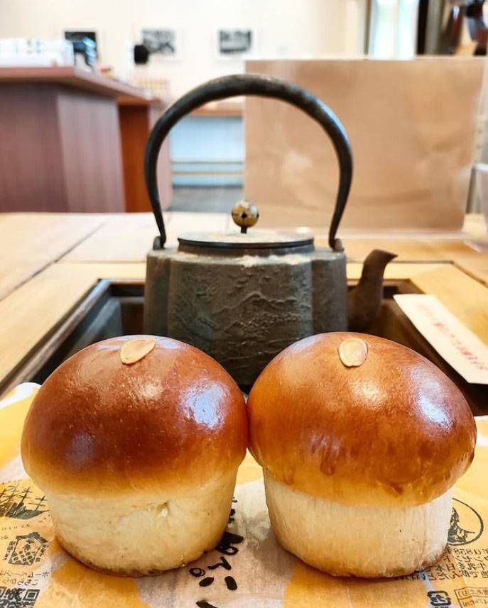 ふたつ並んだハリスさんの牛乳あんパンと鉄瓶