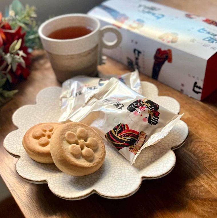 白いお皿に盛られた伊豆乃踊子と箱、紅茶