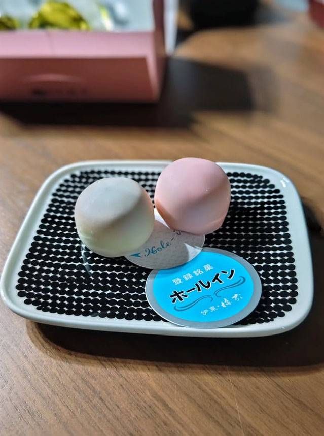 白と黒のお皿に盛られた紅白ホール・イン