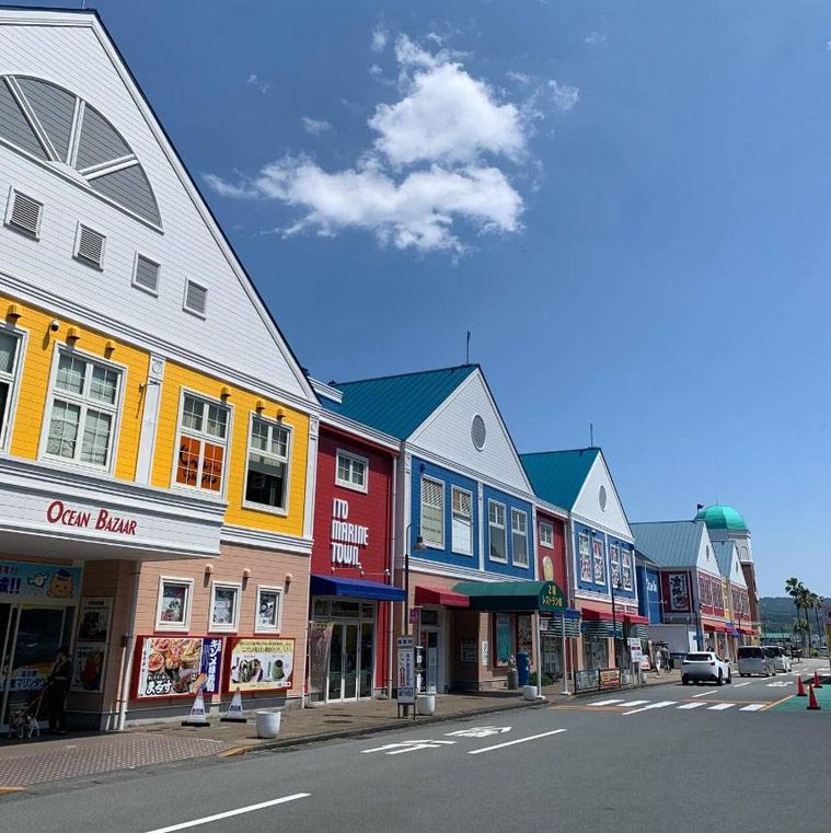 カラフルな建物が連なる伊東マリンタウンの外観