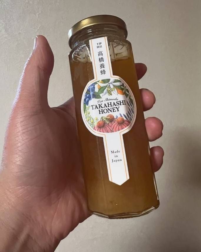 手に持った高橋養蜂の蜂蜜
