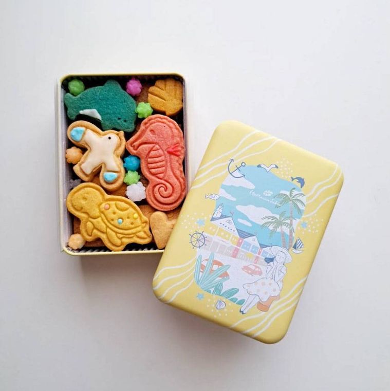 黄色い絵柄入りの缶に入った伊東マリンサブレ シー