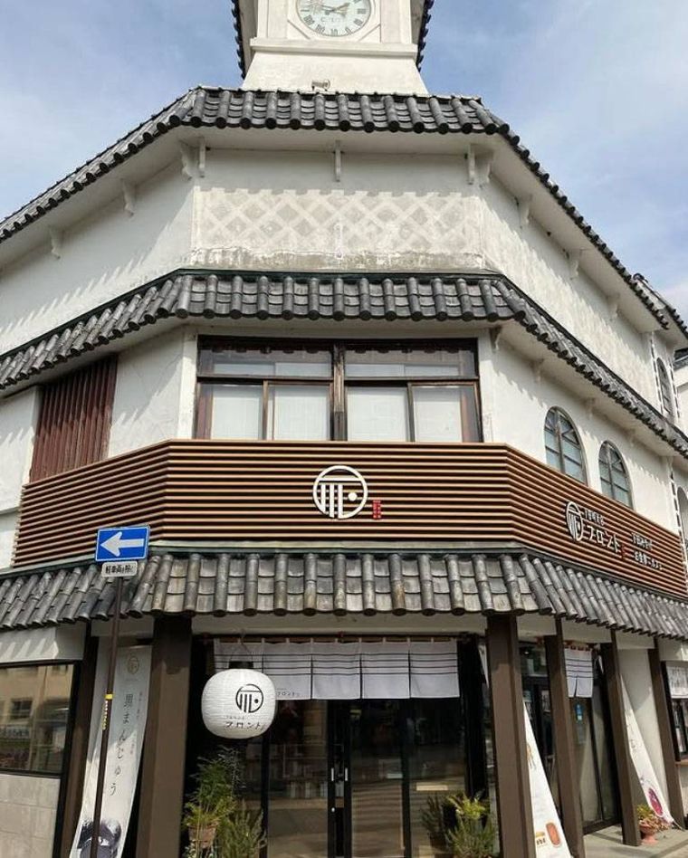 時計台が上に設置された下田時計台フロントの外観