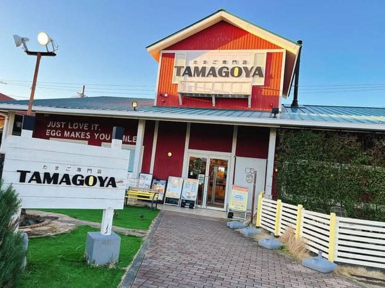 三角屋根にレンガ色の外壁のたまご専門店 タマゴヤの外観