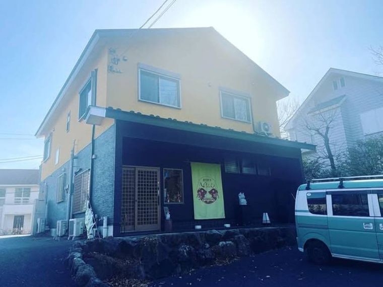 グリーンの店頭幕がかけられた創作菓子いっしん 伊豆高原本店の外観