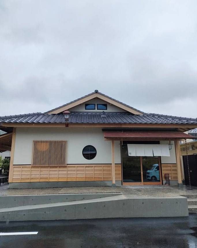 白いのれんがかかった平屋建ての平井製菓 本社の外観