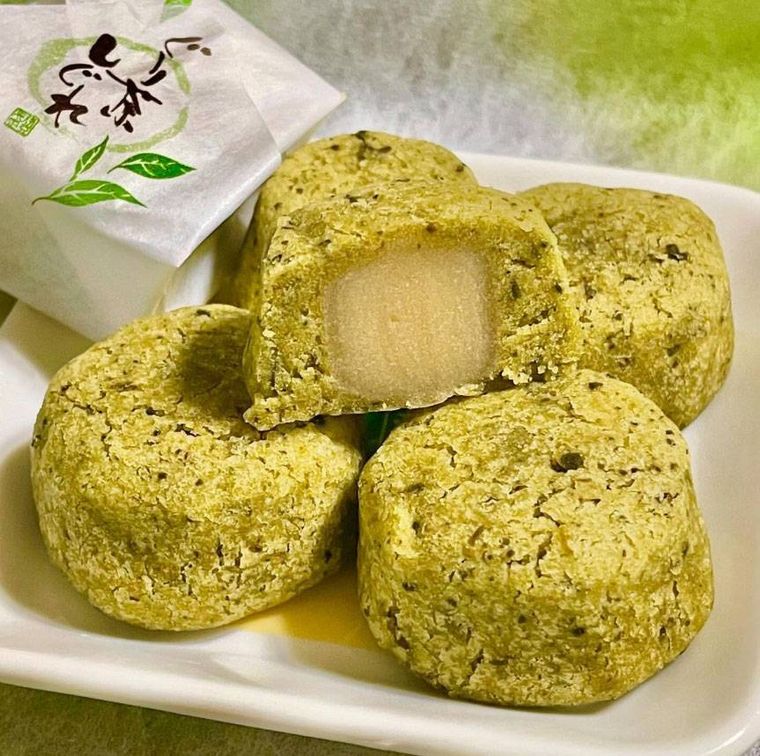 白いお皿に盛られた伊豆 ぐり茶しぐれ