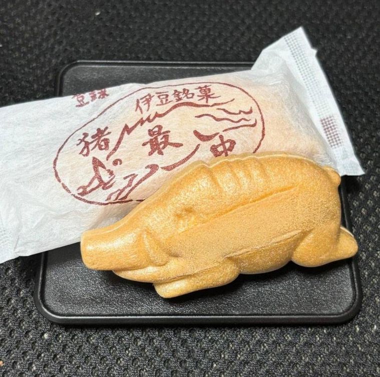 黒い器に盛られた猪最中