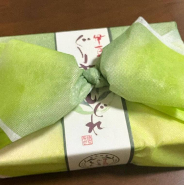 グリーンのラッピングシートで結ばれた伊豆 ぐり茶しぐれ