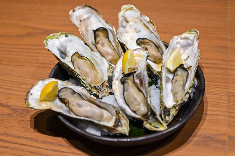 お皿にのった牡蠣のアップ