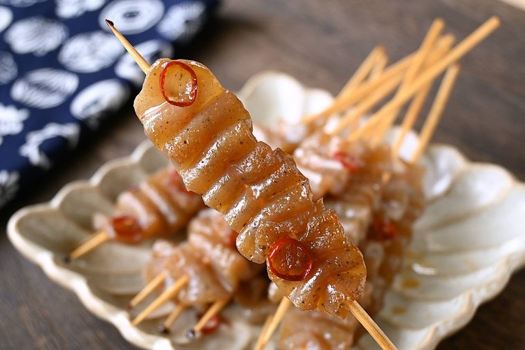 こんにゃく串を手に持つ様子