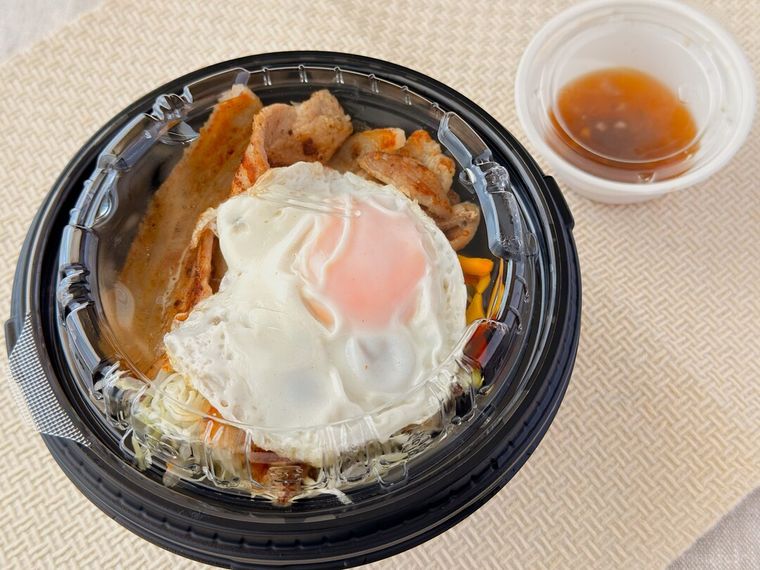 パッケージに入ったコムタム風ポークライスが置かれている様子