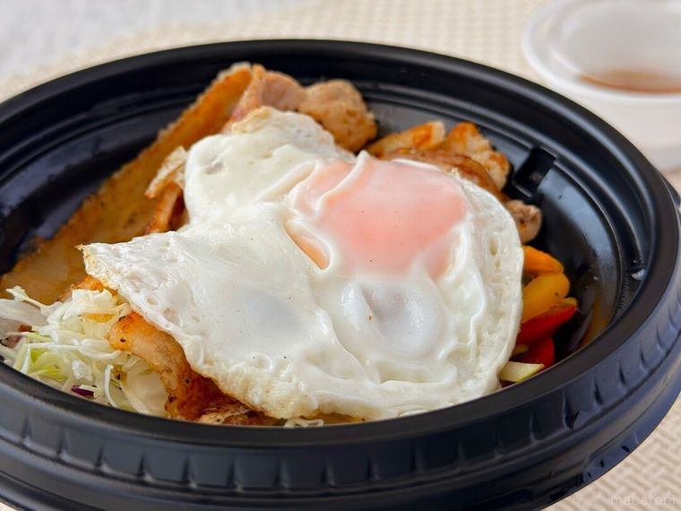ポークや目玉焼きなどが入ったコムタム風ポークライスのふたを開けた様子