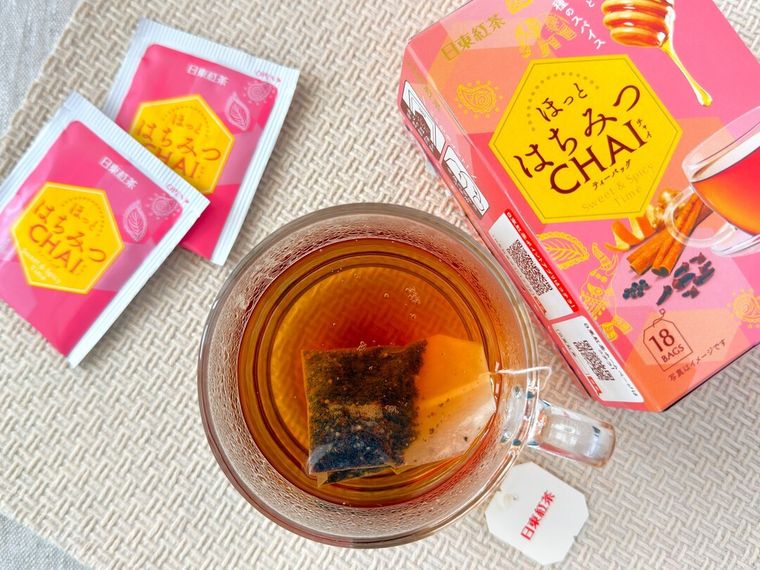 日東紅茶はちみつチャイティーバッグとパッケージが並んでいる様子