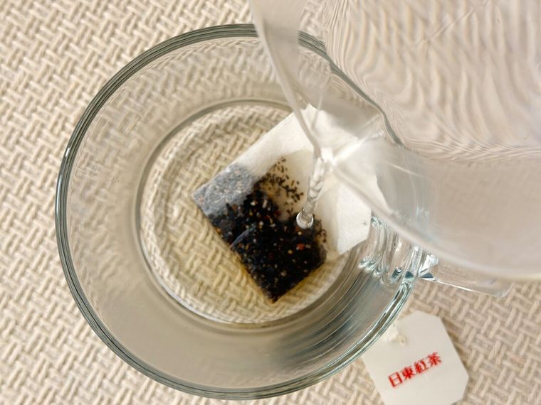 はちみつチャイティーバッグが入ったコップにお湯を注いでいる様子