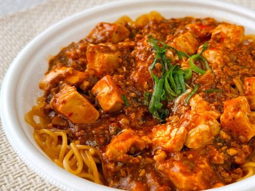 今、セブンで買うべきひと品はシビれる辛さの麻婆豆腐焼そば。辛いと思いきや意外にも