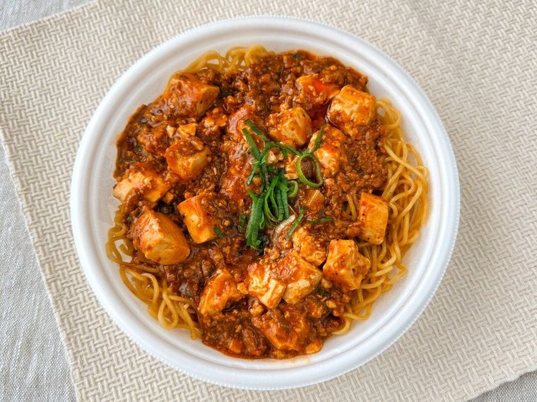 温めたシビれる辛さの麻婆豆腐焼そばがテーブルの上に置かれている様子