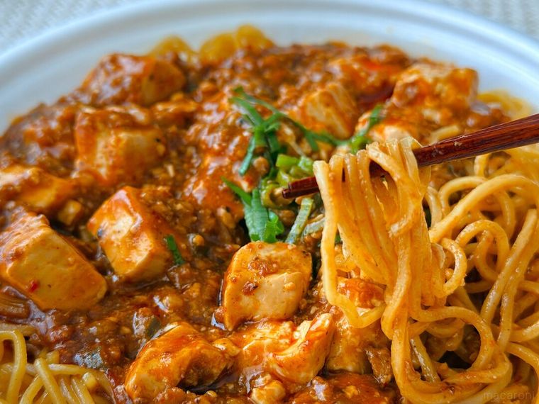 シビれる辛さの麻婆豆腐焼そばの麺を箸で持っている様子